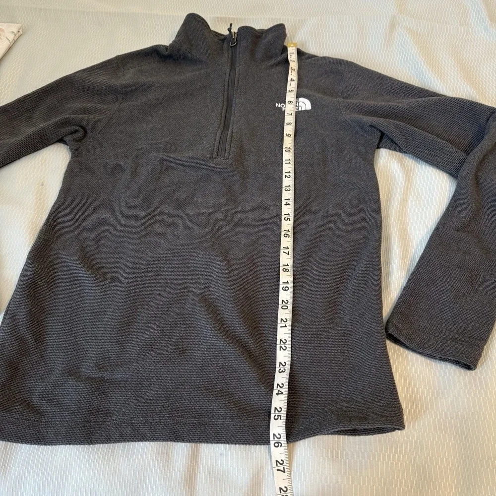 The North Face Men's 1/4 Zip Pullover, long sleeves with fleece lining Size SP